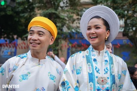 H'Hen Niê và chồng mặc cổ phục, tình tứ trên phố đi bộ Hồ Gươm