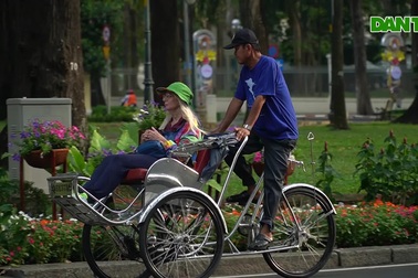 Đường phố TPHCM thông thoáng chiều cuối năm