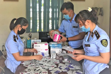 Mua 100 bộ test nhanh SARS-CoV-2 trôi nổi, một phụ nữ bị phạt 10 triệu đồng