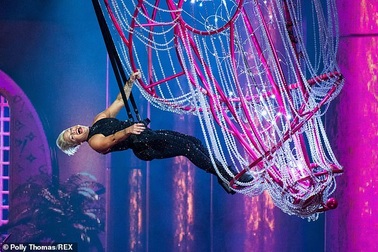 Pink gây choáng khi treo mình trên đèn chùm trình diễn