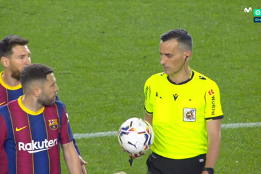 Bị trọng tài "dọa dẫm", Lionel Messi nổi cáu