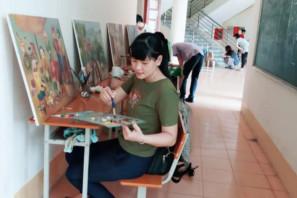 Cô giáo mỹ thuật mỏi tay vẽ tranh Trung thu, thù lao là hộp sữa, chiếc kẹo - 4 Cô giáo mỹ thuật mỏi tay vẽ tranh Trung thu, thù lao là hộp sữa, chiếc kẹo - 4
