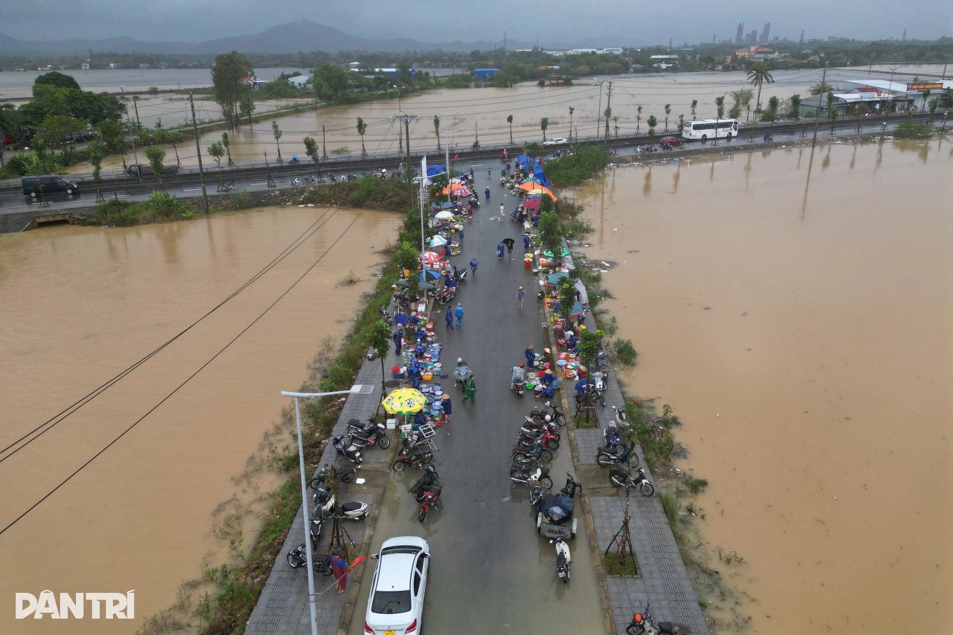 Nhiều ngôi làng ở Huế lại bị nước lũ nhấn chìm - 3 Nhiều ngôi làng ở Huế lại bị nước lũ nhấn chìm - 3