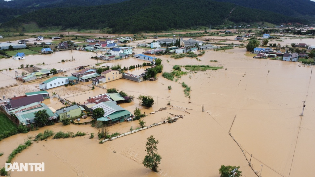 Lũ cuồn cuộn đổ về gây ngập nhà cửa, vườn tược ở Lâm Đồng - 1 Lũ cuồn cuộn đổ về gây ngập nhà cửa, vườn tược ở Lâm Đồng - 1