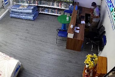 Camera ghi lại cảnh người đàn ông trộm điện thoại và ví tiền ở cửa hàng nệm