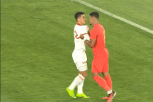 Báo Trung Quốc đề nghị FIFA phạt nặng pha thúc cùi chỏ của Tiến Linh