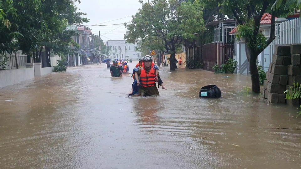 Kịp thời giải cứu toàn bộ giáo viên, học sinh khi nước lũ bủa vây trường - 2 Kịp thời giải cứu toàn bộ giáo viên, học sinh khi nước lũ bủa vây trường - 2