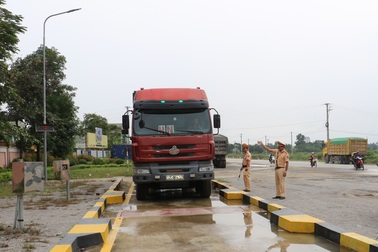 Nghệ An: Chở quá tải trọng gần 50%, nhiều tài xế xe tải bị xử lý