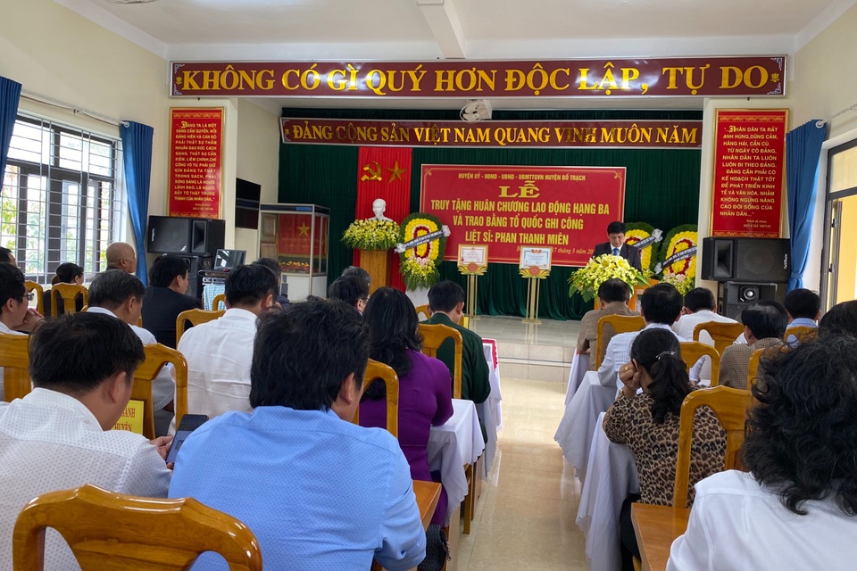 Lễ truy tặng Bằng Tổ quốc ghi công chủ tịch xã hy sinh trong lũ - 1 Lễ truy tặng Bằng Tổ quốc ghi công chủ tịch xã hy sinh trong lũ - 1