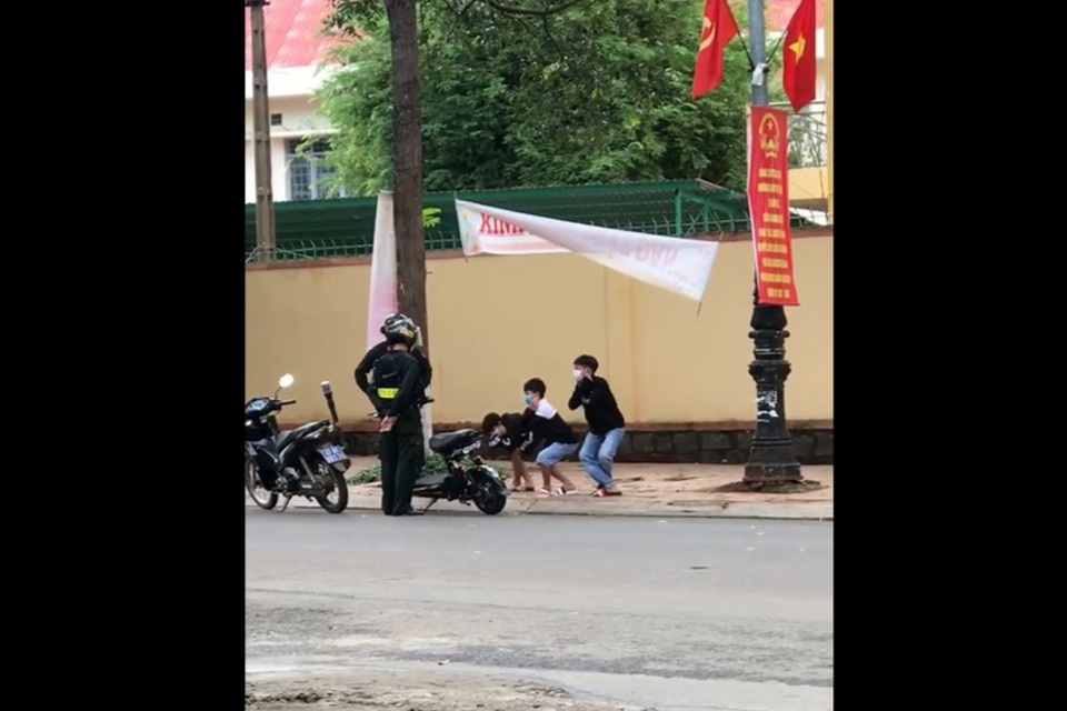 Có nên nhân rộng phạt học sinh vi phạm luật giao thông bằng thụt xì dầu? - 1 Có nên nhân rộng phạt học sinh vi phạm luật giao thông bằng thụt xì dầu? - 1