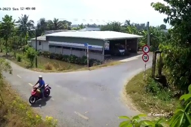 Tình huống tự gây tai nạn khó hiểu của người đi xe máy