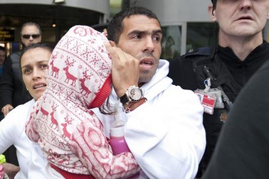 Carlos Tevez bất ngờ quay lại Anh