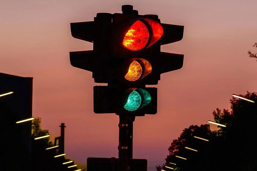 Từ năm 2025, tài xế không được vượt đèn vàng nếu chưa đi qua vạch dừng - 1