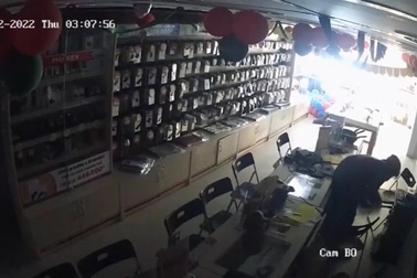 Xem video kẻ gian bẻ khóa, mở két sắt cửa hàng FPT ở Đà Nẵng
