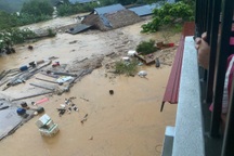 Lũ dâng cao tới tận tầng 2, người dân Lào Cai lên mạng cầu cứu