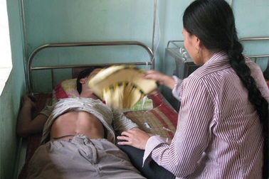 Nhập viện sau khi bị công an xã tạm giữ