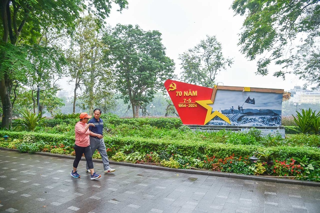 Bộ trưởng Ngoại giao Việt Nam và Indonesia đi dạo, ăn phở ở Hà Nội - 1 Bộ trưởng Ngoại giao Việt Nam và Indonesia đi dạo, ăn phở ở Hà Nội - 1