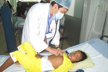 Cứu sống một bé gái người Campuchia bị sốt xuất huyết nặng 
