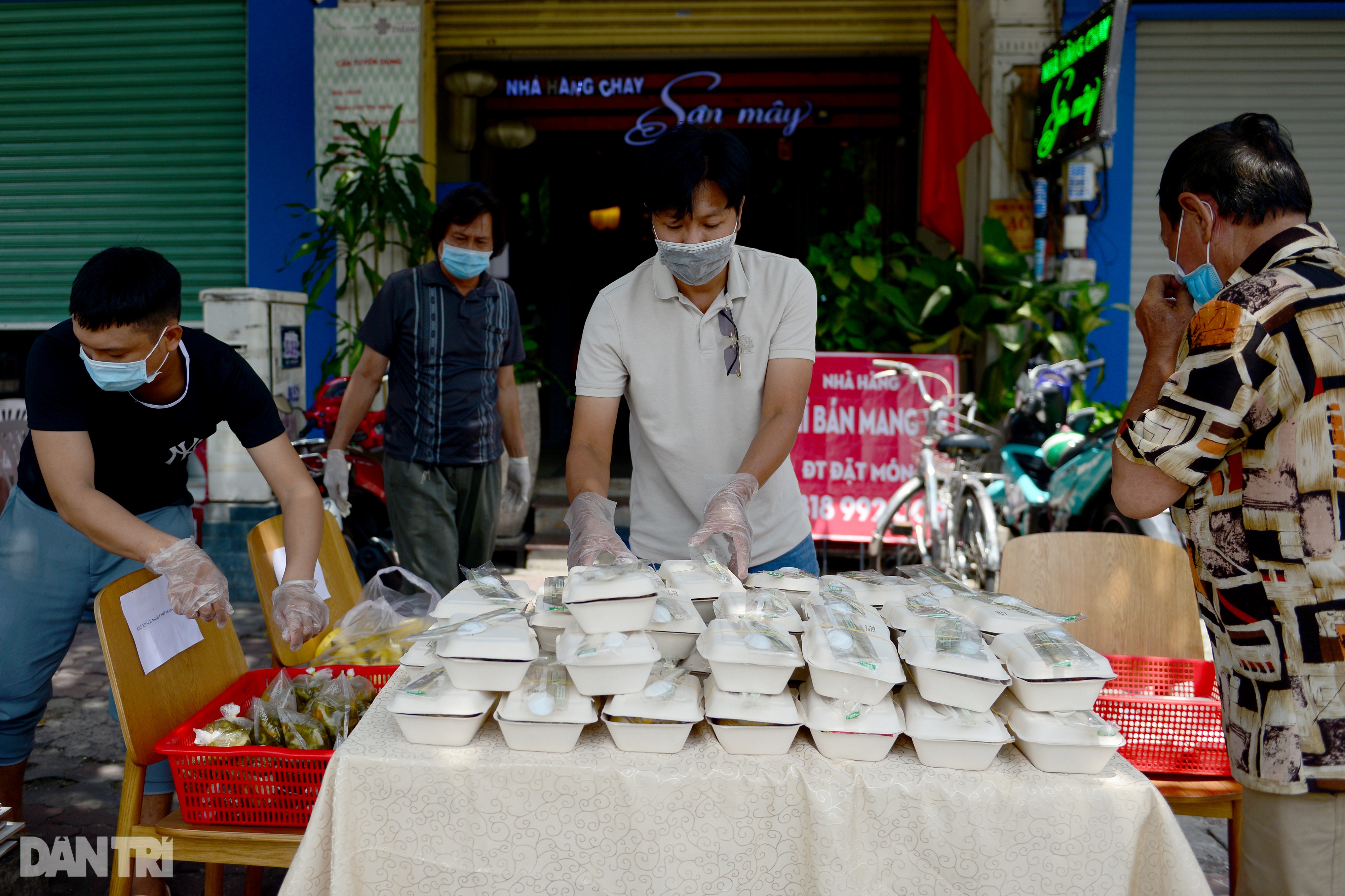 Người lao động nghèo ở Sài Gòn vất vả mưu sinh sau 1 tuần giãn cách xã hội - 9 Người lao động nghèo ở Sài Gòn vất vả mưu sinh sau 1 tuần giãn cách xã hội - 9