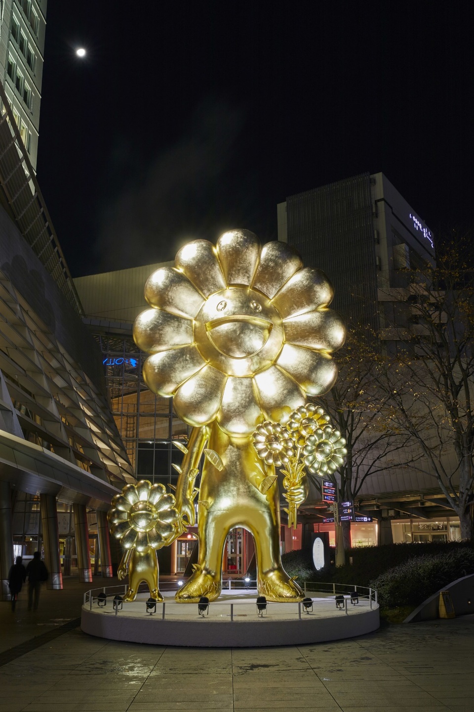Bức tượng vàng khổng lồ ở Roppongi Hills - 1 Bức tượng vàng khổng lồ ở Roppongi Hills - 1