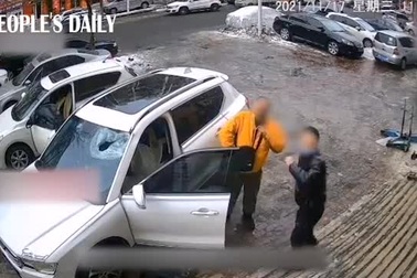 Cục băng rơi vỡ kính xe ô tô ở Trung Quốc