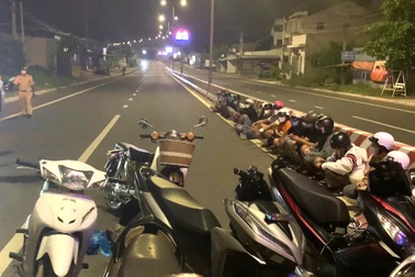 Bình Thuận: Lập rào chắn vây bắt nhóm "quái xế" náo loạn đường phố mùa dịch