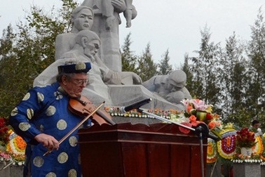 Tiếng vĩ cầm xoa dịu hương hồn 504 thường dân vô tội