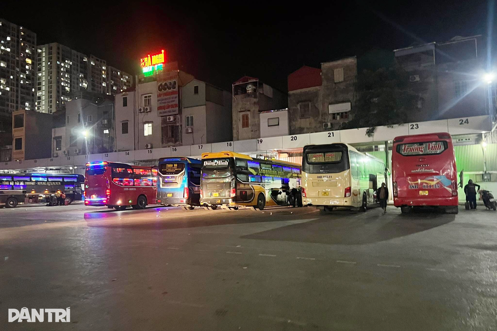 Cuộc chiến mua vé xe Tết: Xếp hàng xuyên đêm, gọi hàng chục cuộc vẫn hết vé - 1 Cuộc chiến mua vé xe Tết: Xếp hàng xuyên đêm, gọi hàng chục cuộc vẫn hết vé - 1