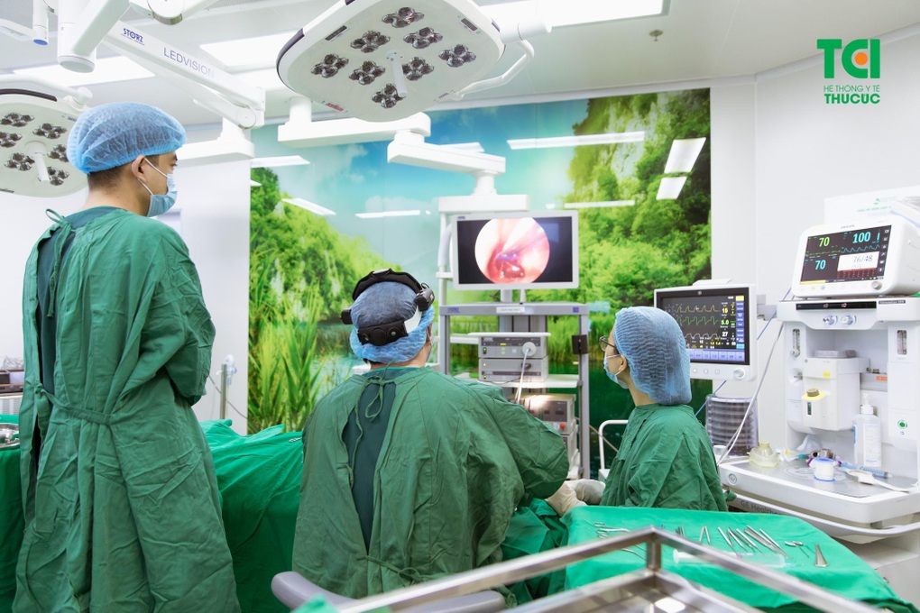 Hơn 2 giờ phẫu thuật cứu đôi tai bị thủng màng nhĩ do viêm tai giữa - 3 Hơn 2 giờ phẫu thuật cứu đôi tai bị thủng màng nhĩ do viêm tai giữa - 3