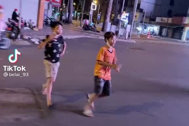 Xót cảnh hai cậu bé chạy theo xe thiện nguyện xin cơm