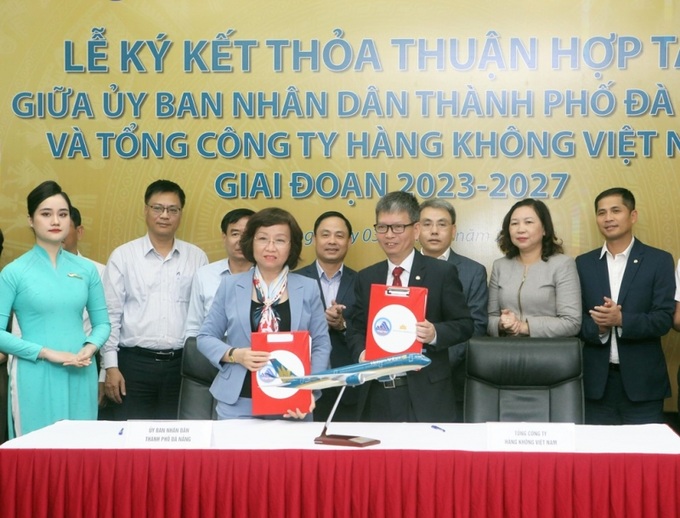Phó Chủ tịch UBND TP Đà Nẵng Ngô Thị Kim Yến (bên trái) và Phó Tổng Giám đốc VNA Trịnh Ngọc Thành (bên phải) trao biên bản thỏa thuận chương trình hợp tác giữa VNA và TP Đà Nẵng giai đoạn 2023 - 2027.