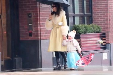 Irina Shayk đưa con gái Lea De Seine ra phố