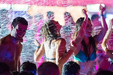 Thú vị với “bữa tiệc” tắm tập thể ở Hungary