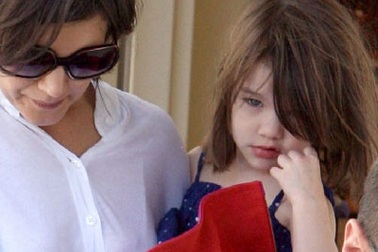 Bé Suri bắt đầu học tập về đạo Scientology