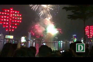 Pháo hoa tỏa sáng sông Hàn - Đà Nẵng chào đón năm mới 2018
