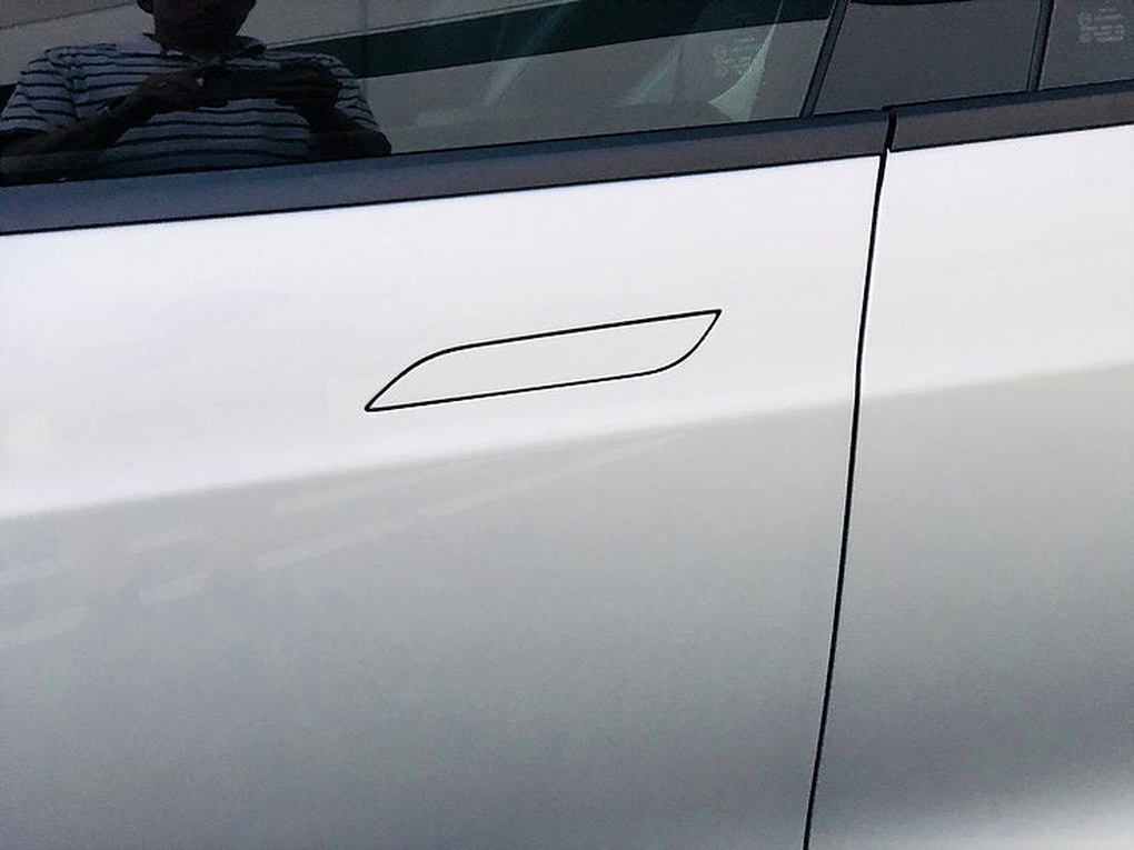 Thêm trường hợp trẻ tử vong vì bị nhốt trong xe Tesla khi xảy ra hoả hoạn - 1 Thêm trường hợp trẻ tử vong vì bị nhốt trong xe Tesla khi xảy ra hoả hoạn - 1