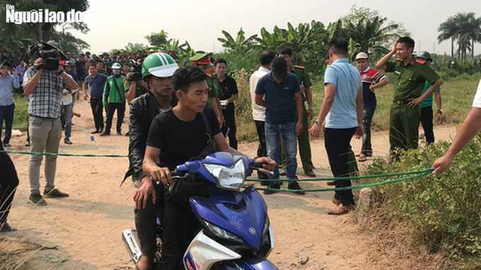 Đưa 2 nghi phạm sát hại nam sinh viên chạy Grab thực nghiệm hiện trường - Ảnh 9. Đưa 2 nghi phạm sát hại nam sinh viên chạy Grab thực nghiệm hiện trường - Ảnh 9.