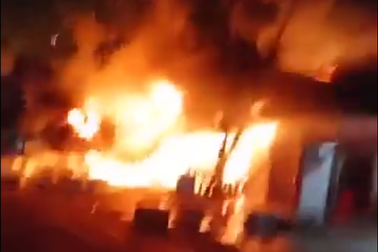 Sau khi cãi nhau với vợ, lấy xăng từ xe máy đốt nhà