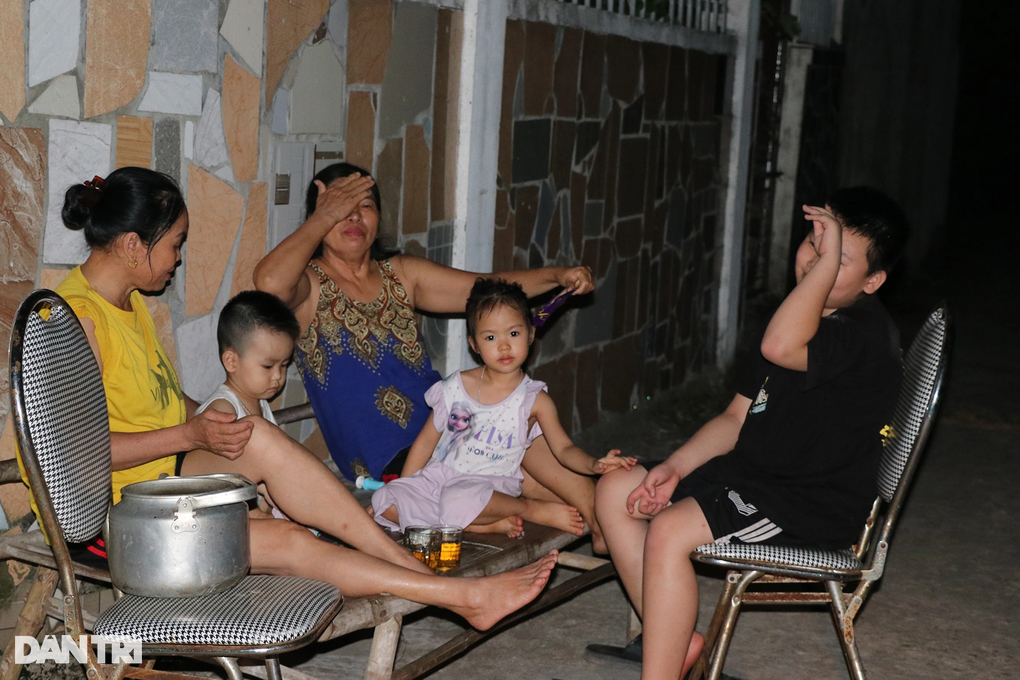 Người dân phát khùng vì một đêm cúp điện 8 lần - 2 Người dân phát khùng vì một đêm cúp điện 8 lần - 2