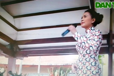 Nghệ sĩ Ngọc Đợi (Đoàn cải lương Cao Văn Lầu) hát bản Dạ cổ hoài lang.