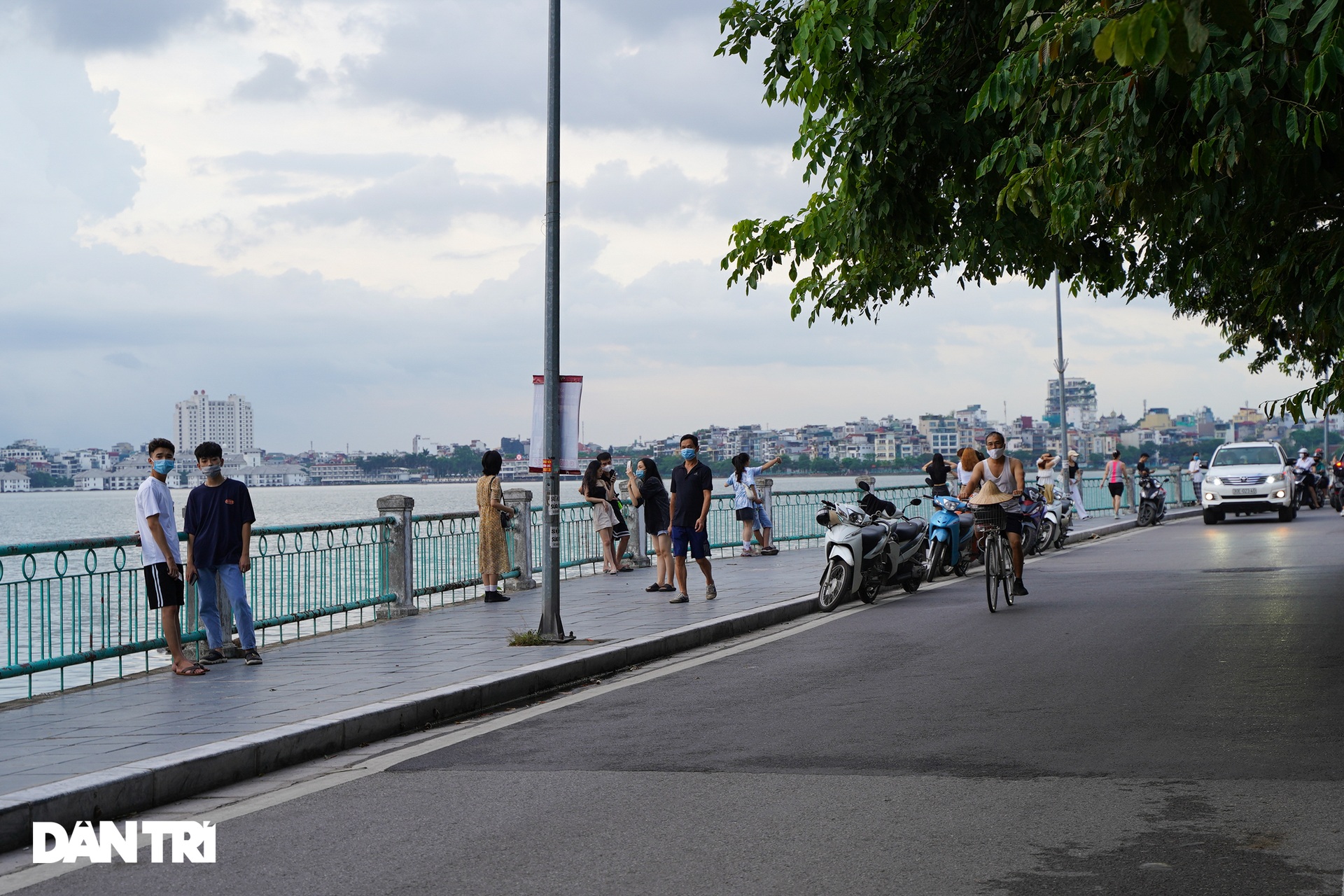 Người dân ngỡ ngàng khi Hà Nội vừa nới lỏng thể dục ngoài trời xong lại cấm - 5 Người dân ngỡ ngàng khi Hà Nội vừa nới lỏng thể dục ngoài trời xong lại cấm - 5