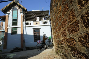 Nhà cao tầng “lấn” nhà cổ Đường Lâm