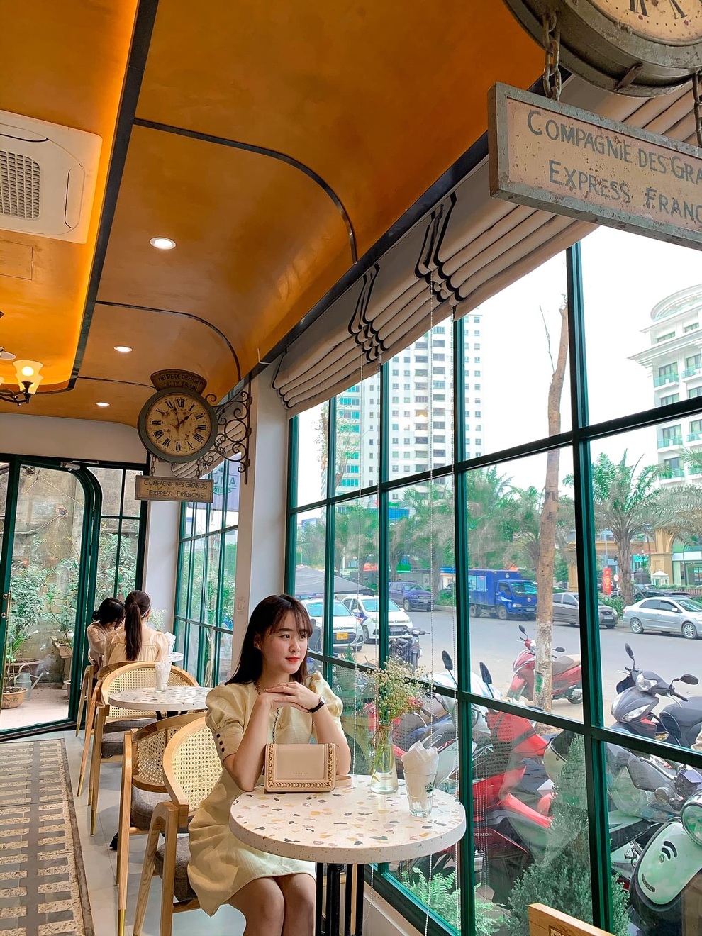 Vi vu trong quán cà phê toa tàu độc đáo giữa lòng Hà Nội - 8 Vi vu trong quán cà phê toa tàu độc đáo giữa lòng Hà Nội - 8