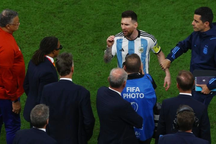 Lionel Messi nổi điên, mắng thậm tệ cầu thủ Hà Lan, đòi đuổi trọng tài