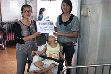 Tặng quà đến bé Nhân Hậu nhân ngày quốc tế thiếu nhi 