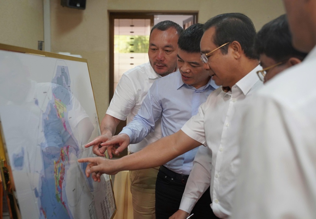 Bí thư Trần Lưu Quang: Côn Đảo cần chắt chiu từng tấc đất để phát triển - 3 Bí thư Trần Lưu Quang: Côn Đảo cần chắt chiu từng tấc đất để phát triển - 3