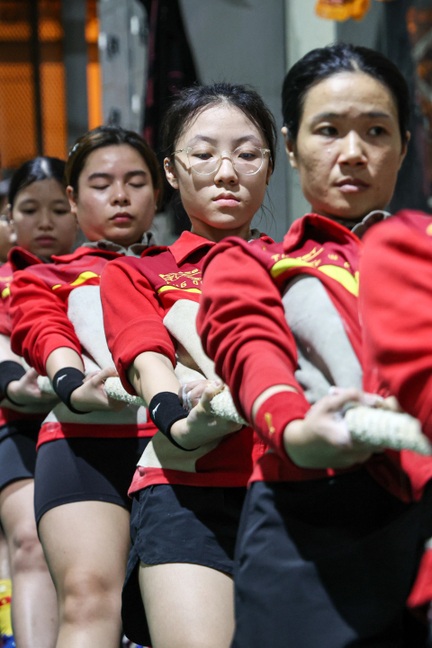 Lò luyện kéo co Việt Nam ngày đêm chuẩn bị cho SEA Games đầu tiên