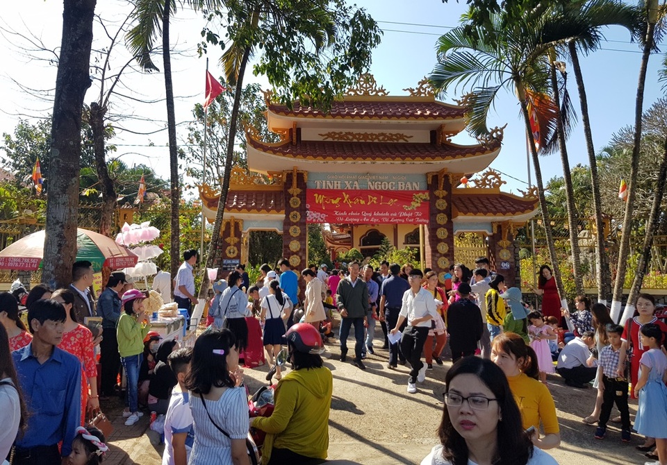 Dân phố núi hân hoan lên chùa hái lộc, cầu may đầu năm - 1 Dân phố núi hân hoan lên chùa hái lộc, cầu may đầu năm - 1