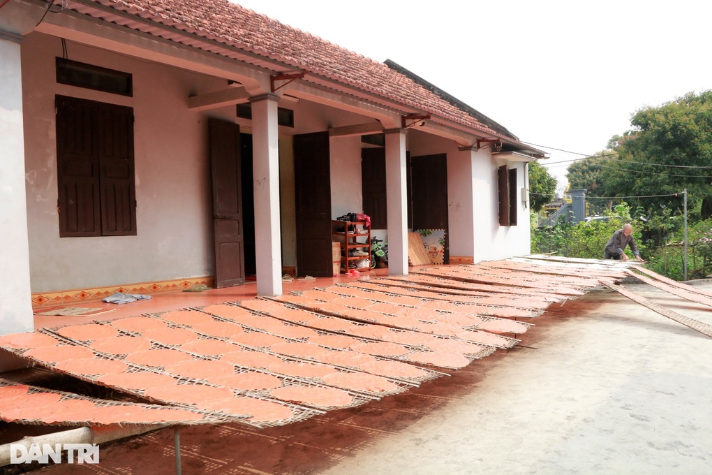 Cụ ông 70 tuổi thu 40 triệu đồng/tháng từ loại bánh gạo dân dã - 1 Cụ ông 70 tuổi thu 40 triệu đồng/tháng từ loại bánh gạo dân dã - 1