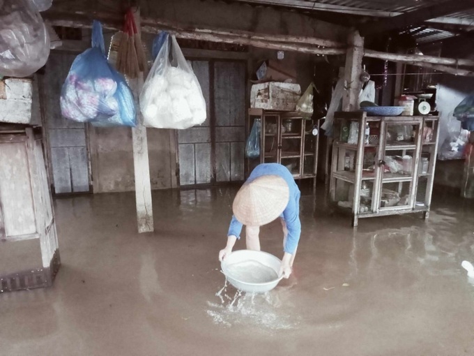 Ông Cái Trọng Như - Chủ tịch UBND xã Lộc Trì cho biết, nhằm ứng phó với đợt mưa lũ trước đó (từ ngày 14/10), UBND xã đã vận động, di dời các hộ dân ở vùng thấp trũng, ven phá, khu vực có nguy cơ lũ quét, sạt lở đến nơi an toàn. Đến nay, nhiều hộ dân ở vùng có nguy cơ ngập lụt, xảy ra lũ quét, sạt lở đất vẫn đang được di dời đến nơi an toàn. Trong ảnh, nhà người dân thôn Hoà Mậu (xã Lộc Trì) bị nước lũ gây ngập úng trong sáng 17/10